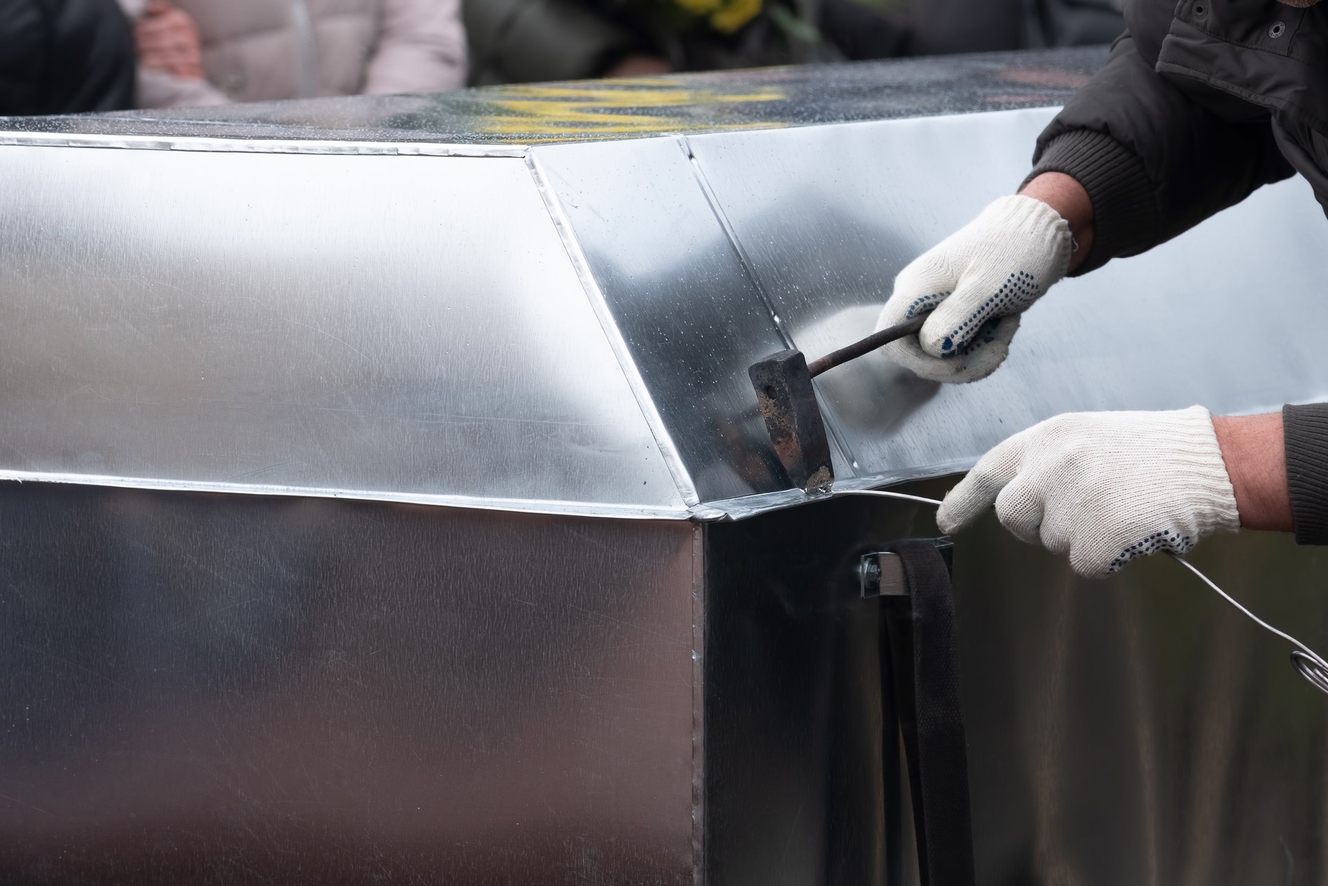 Sicriu omologat cu liner de zinc, toaletare/îmbălsămare și sigilare conform normelor.